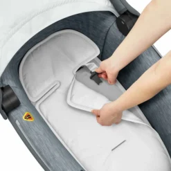 Maxi-Cosi Jade Kinderwagenaufsatz Essential Grey Gruppe 0/0+ (0-12 Kg) | Auch Im Auto Nutzbar -Kinder Komfort 1510050110 2020 maxicosi carrycot jade grey essentialgrey harnessputaway 3qrt