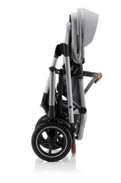 Britax Smile 5Z Sportwagen Frost Grey -Kinder Komfort smile 5z frostgrey anthrazite brownhandle 01 folded pushchair rwf 2023